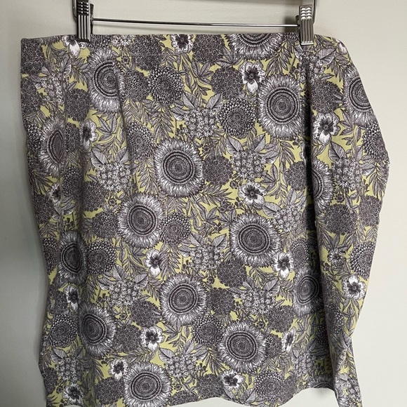 J. Jill women’s Black and sage Floral fitted straight Skirt size XL - Picture 4 of 5
